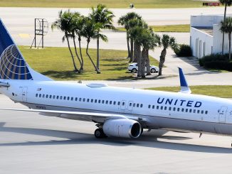 United Airlines Boeing 737 in Florida