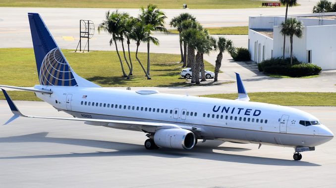 United Airlines Boeing 737 in Florida